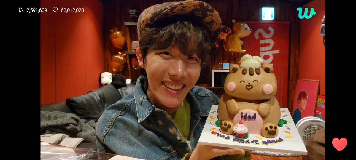 BTSLover1815's tweet photo. I'm super late but HAPPY BIRTHDAY HOBI!!🥳 Can't believe another year has passed, you have made so much progress as an artist and I am extremely proud of how far you've come. can't wait to see what's in store. Love you very much 💜
@BTS_twt
#HappyBirthdayJhope
#HappyHobiDay https://t.co/bZXiqgCP27