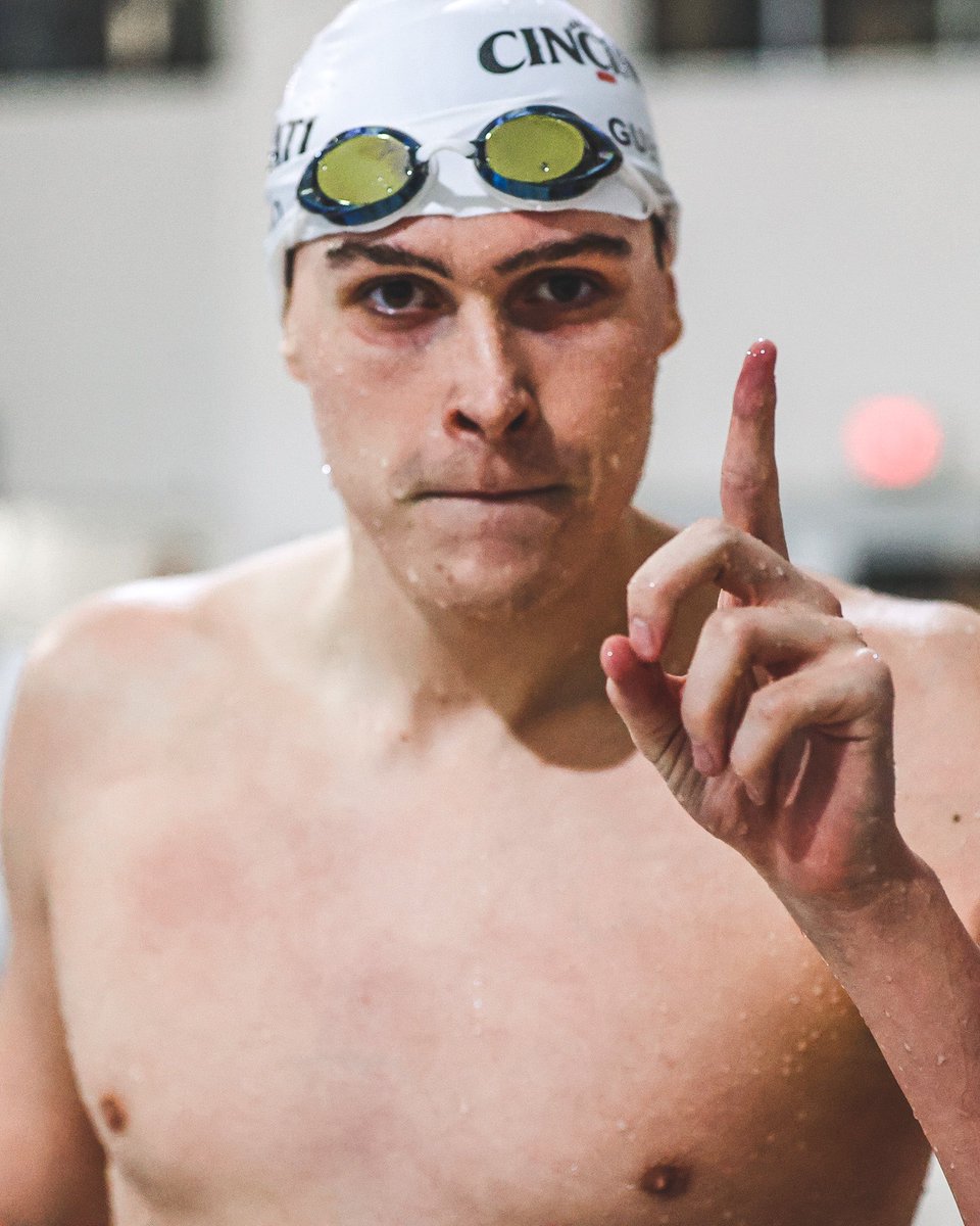 🥇 for Gubeno!!! 

Hunter Gubeno takes the 100-yard backstroke title with a time of 47.64!!! 

#Bearcats