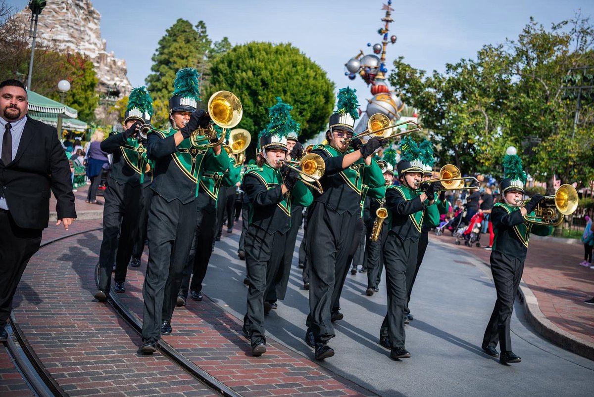 MrMagallon's tweet photo. DSR @Disneyland Performance 2023 

#marchingband #disneyland #disney100 https://t.co/B1f8Qx3rxx