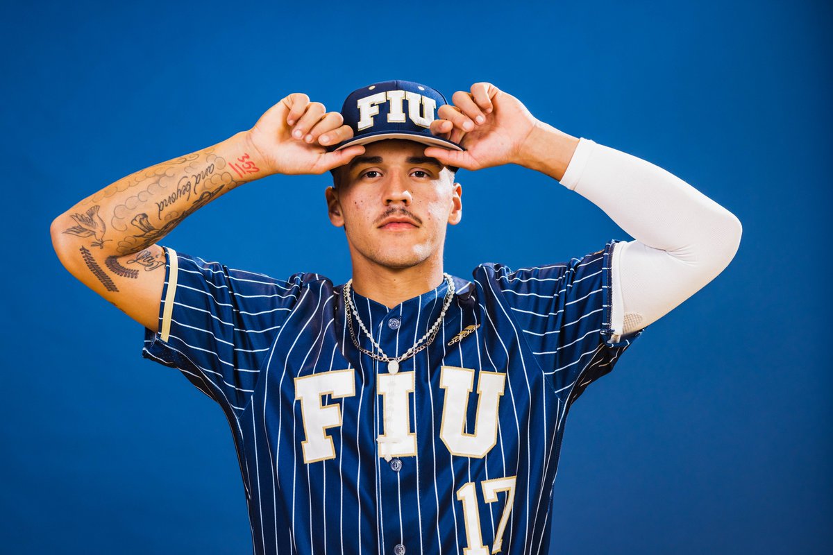 Mike Rosario hits one off the scoreboard in his 1st FIU at bat! 🔥🔥🔥

#PawsUp