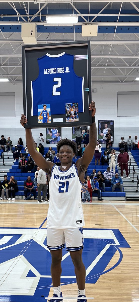 DennisKnightSMN's tweet image. Memorable night for Woodville senior Alfonzo Ross who led team w/18 pts to win region crown, while reaching 1,500 career point milestone and receiving Region Player of the Year trophy. ⁦@yeahfonzo⁩  ⁦@WoodvilleSAV⁩ ⁦@KyleSandy355⁩