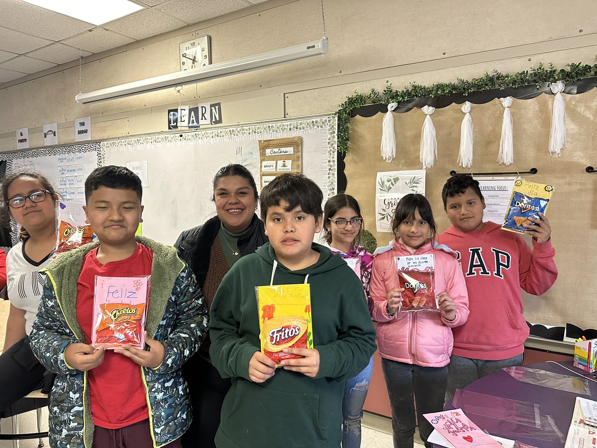 bcarsal's tweet photo. Random Acts of Kindness Day: we exchanged cards and showed we cared❤️ @LinderEagles @AISDCOUNSELING https://t.co/Fd9ePg3eD9