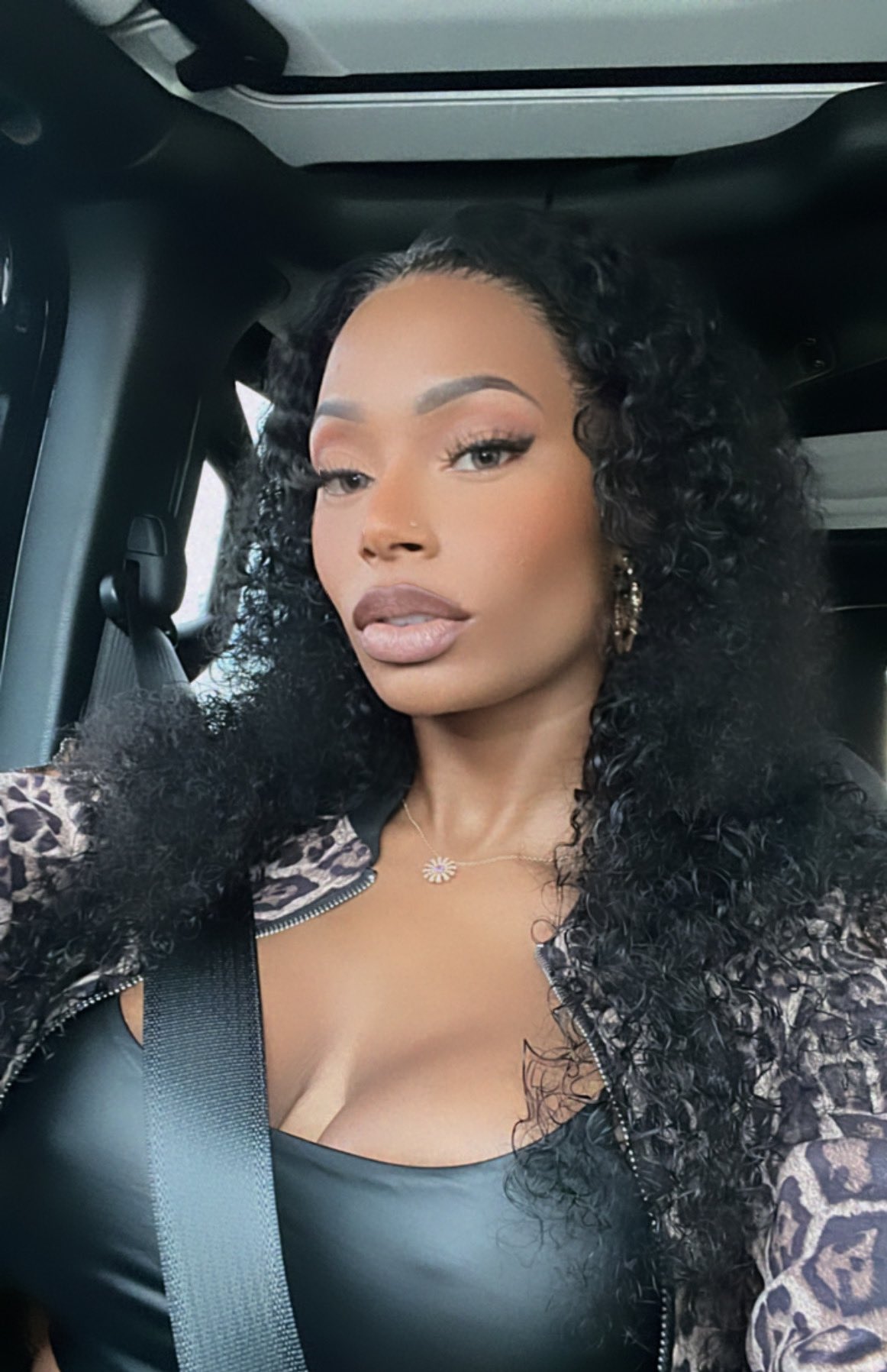 TW Pornstars - 1 pic. 𝘿𝙅 𝙈𝙞𝙣𝙭. Twitter. RBF or Smiling face ?. 10:46 PM