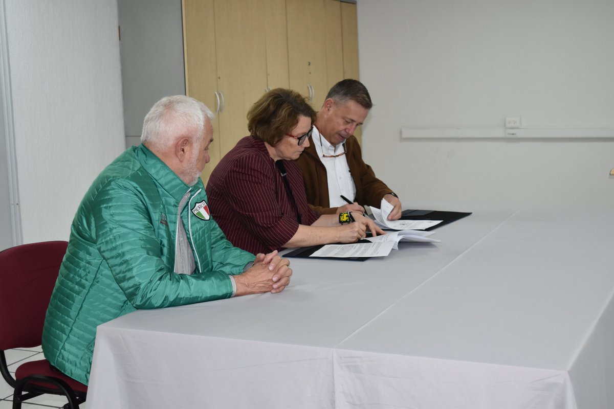 UTSanLuisPotosi's tweet photo. #NoticiasUTSLP | Gerardo Vilet, Rector de la Universidad, estuvo presente en la graduación de la primera generación de formación en el trabajo de la empresa Fischer, en donde se firmó Convenio de Colaboración para la Formación Dual entre Fischer y #UTSLP. https://t.co/X7EugXmT6x