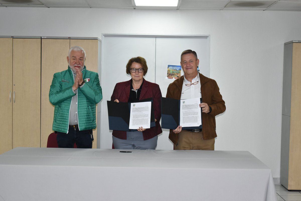 UTSanLuisPotosi's tweet photo. #NoticiasUTSLP | Gerardo Vilet, Rector de la Universidad, estuvo presente en la graduación de la primera generación de formación en el trabajo de la empresa Fischer, en donde se firmó Convenio de Colaboración para la Formación Dual entre Fischer y #UTSLP. https://t.co/X7EugXmT6x