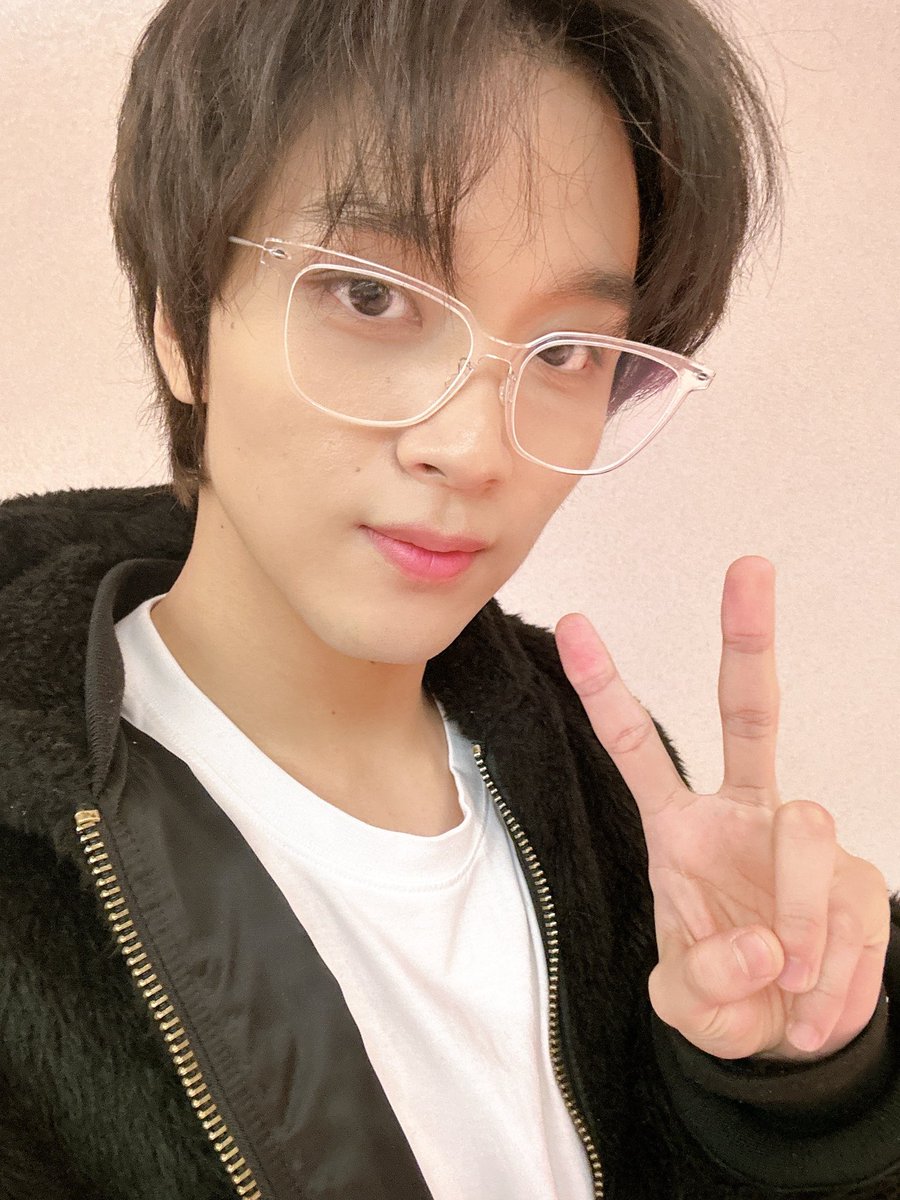 haechan pics tweet media