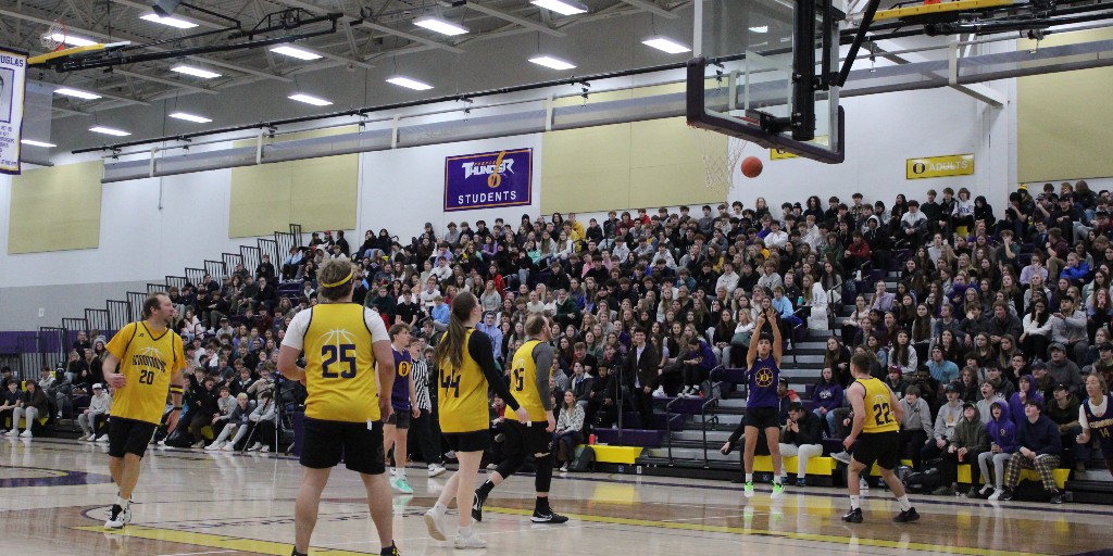 oconschools's tweet photo. The #StaffvsStudent Showdown Week at OHS came to a finale with a basketball game. Both teams started the game with their points accumulated through the week and had a hard fought battle, it was electric to watch! Congrats to both teams on a great match! #OconPride #OconDriven https://t.co/4aztqcv57y