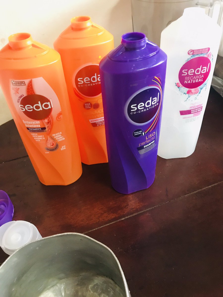 silviaaaamanda's tweet photo. Ojito con lo que se compra por la calle, que no les pase como mi mamá que pecó de ingenua y resultó estafada, al comprar un combo de shampoo, acondicionador, crema peinadora y desodorante. Adjunto evidencias 👇🏻
PD: de más está decir lo que parece 😂 https://t.co/WB5dekuKSY