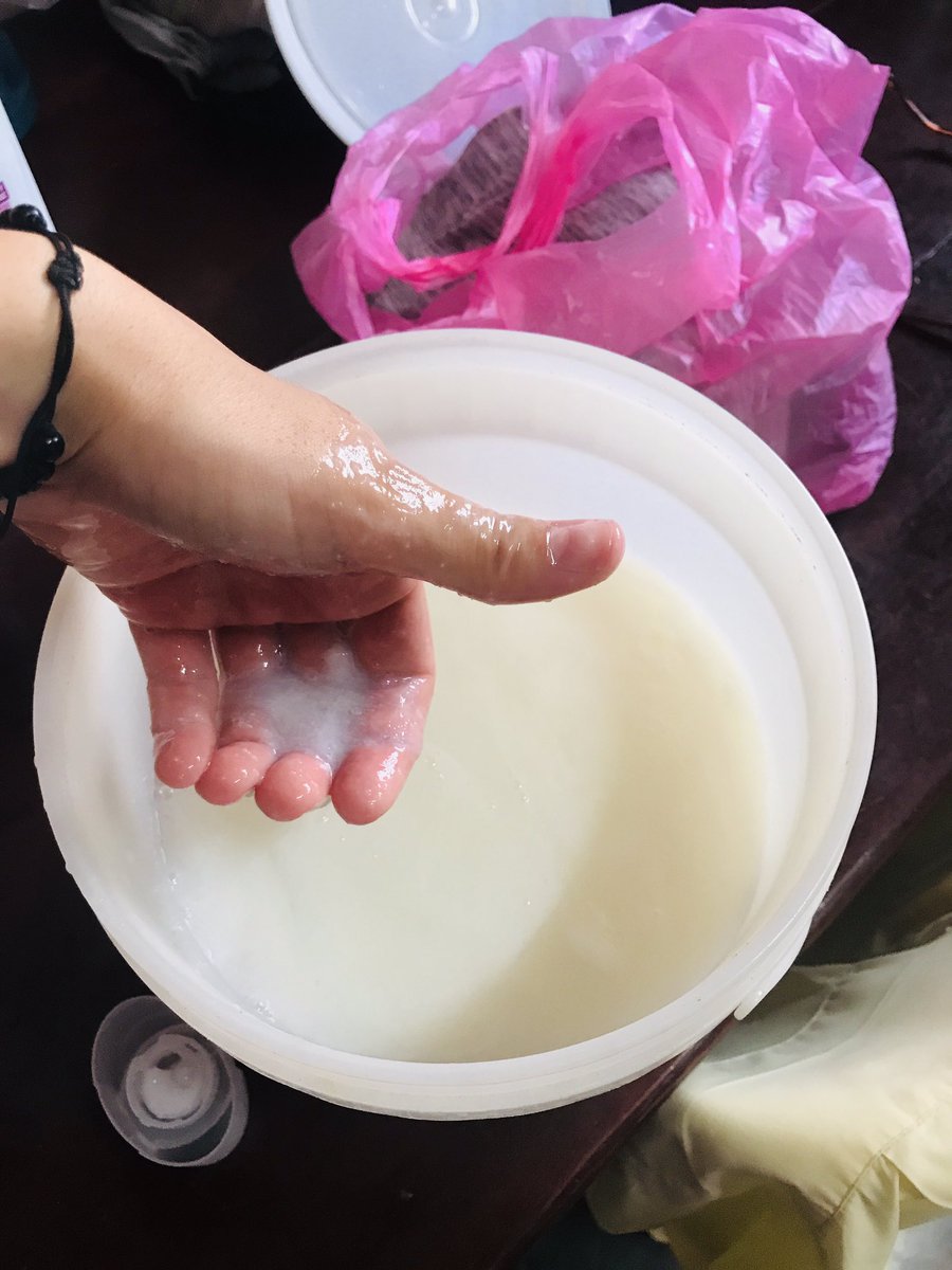 silviaaaamanda's tweet photo. Ojito con lo que se compra por la calle, que no les pase como mi mamá que pecó de ingenua y resultó estafada, al comprar un combo de shampoo, acondicionador, crema peinadora y desodorante. Adjunto evidencias 👇🏻
PD: de más está decir lo que parece 😂 https://t.co/WB5dekuKSY