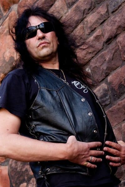 A los 65 años falleció Majk Moti, guitarrista de la banda alemana Running Wild, con la cual grabó los long plays "Branded And Exiled", "Under Jolly Roger", "Ready For Boarding" (el primer disco en vivo), "Port Royal", "Death Or Glory" y los EPs "Bad To The Bone" y "Wild Animal".