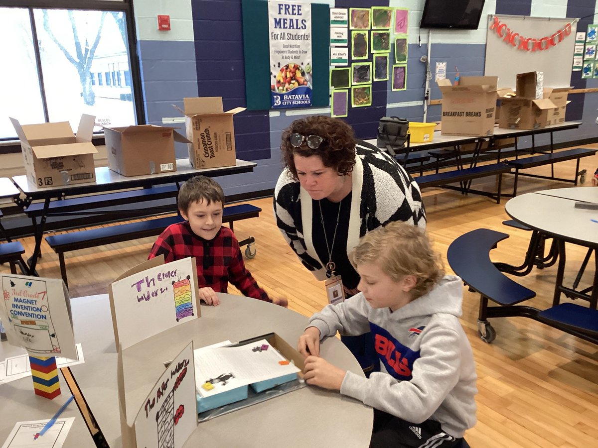 JKSTEAMLAB's tweet image. Our 5th Annual 3rd Grade Magnet Invention Convention was held today! Great collaboration with @JkLibrarian and our art and music department.  Ss presented their inventions and advertisements, sang a magnet jingle, and shared their abstract artwork created with magnets.