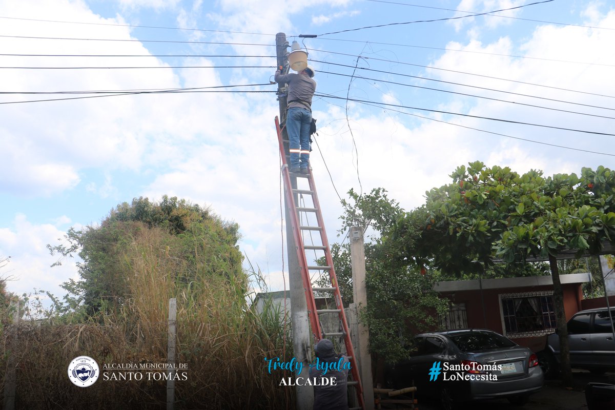 SantoTomassv's tweet photo. #LamparasLED Nuestros equipos continuaron este día con las instalación de lámparas LED, ahora se intervino la Lotificación Jerusalén. https://t.co/2l4LDRo2zd