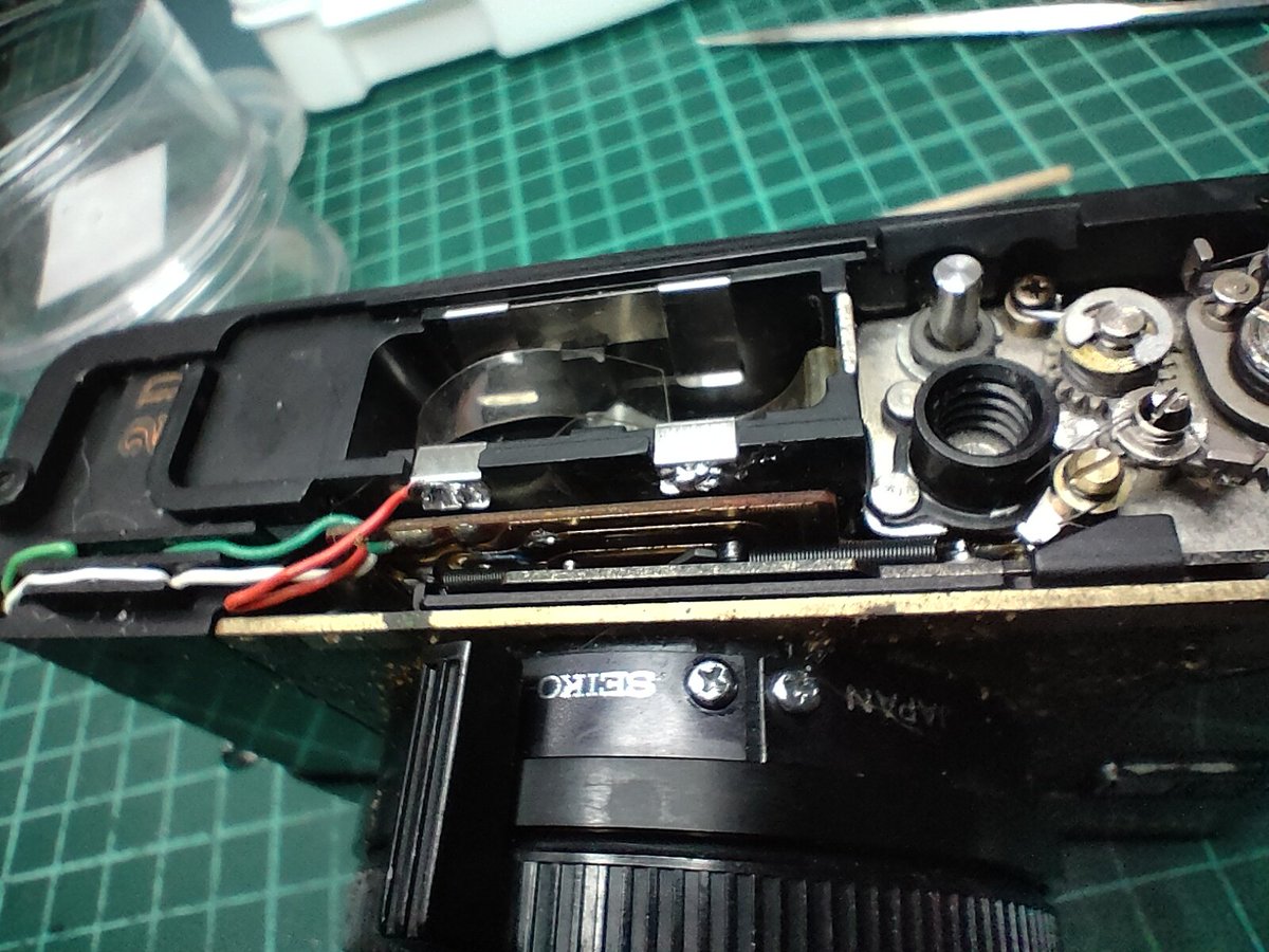 GraphyRokkor's tweet photo. ハイマチックＦ整備続き。故障は無いのでレンズ、羽、距離計などの清掃のみ。３枚目赤丸内のロックの戻りが悪いと巻き上げ不良が起きるので洗浄と僅かに注油、他に似たような箇所をケアして整備終了。電池BOXをアダプターレスに改造しようか迷ったけど止めた😅
#レストア　#minolta https://t.co/yvkiGlcuga