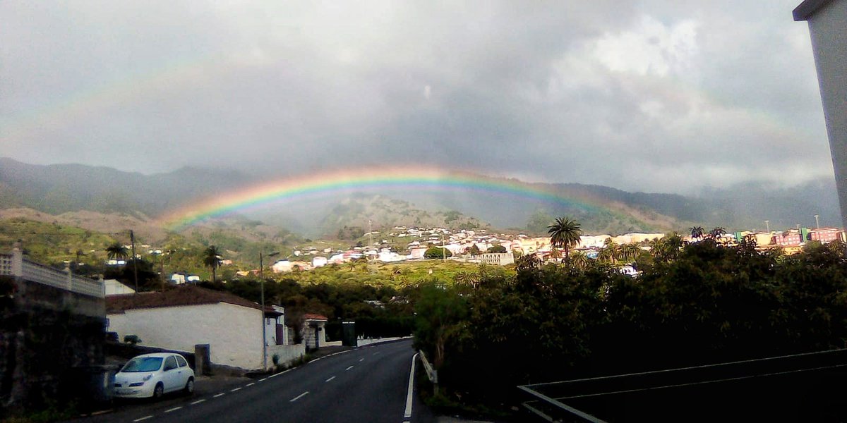 Esta mañana arcoiris sobre San Pedro en Breña Alta (foto de mi padre) 🌈 #BreñaAlta #LaPalma #Viernes