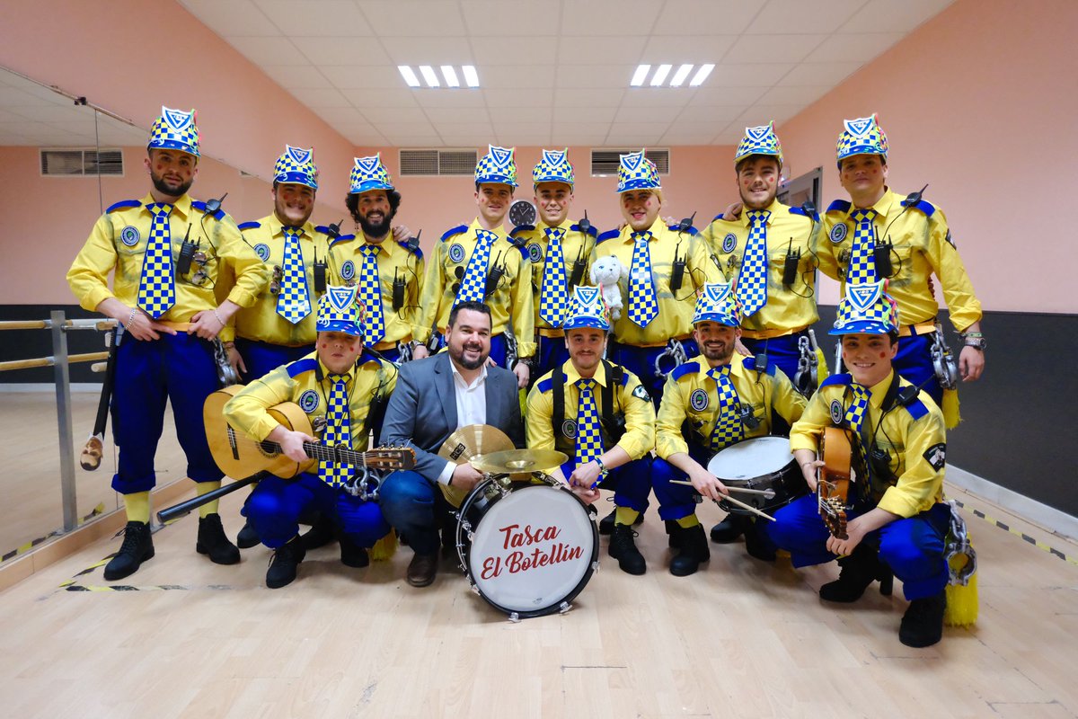 AytoGines's tweet photo. Una Chirigota Local, la primera agrupación de Gines que participa en esta edición del #CECAG2023 ya pisa las tablas del Tronío.

📸 @ParejoPhotos

#carnavaldegines #CECAG #SienteGines https://t.co/X635FSQDpB
