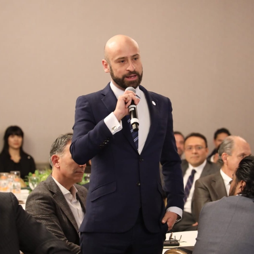 GrupoT21's tweet photo. Elim Luviano asume presidencia de Comisión de Seguridad en @CONCAMIN 
#GrupoT21 #Conamin #Canapat 
@e_luviano @abugaberjose @AmanacOficial 
https://t.co/v3Pm7p4osF https://t.co/D76n0cJuR8