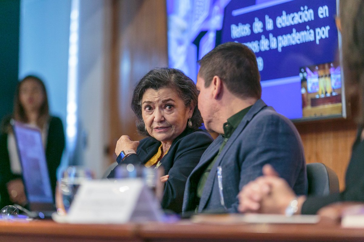 CesarBarbaD's tweet photo. Iniciamos el Coloquio de Investigación en Educación Media Superior con la presencia de la doctora @RuthPadillaMX que nos habló de la importancia de la investigación educativa y cómo influye en la práctica docente. ¡Gracias a todos los docentes de #PrepasUdeG que participaron! https://t.co/5rPTxNBZyz