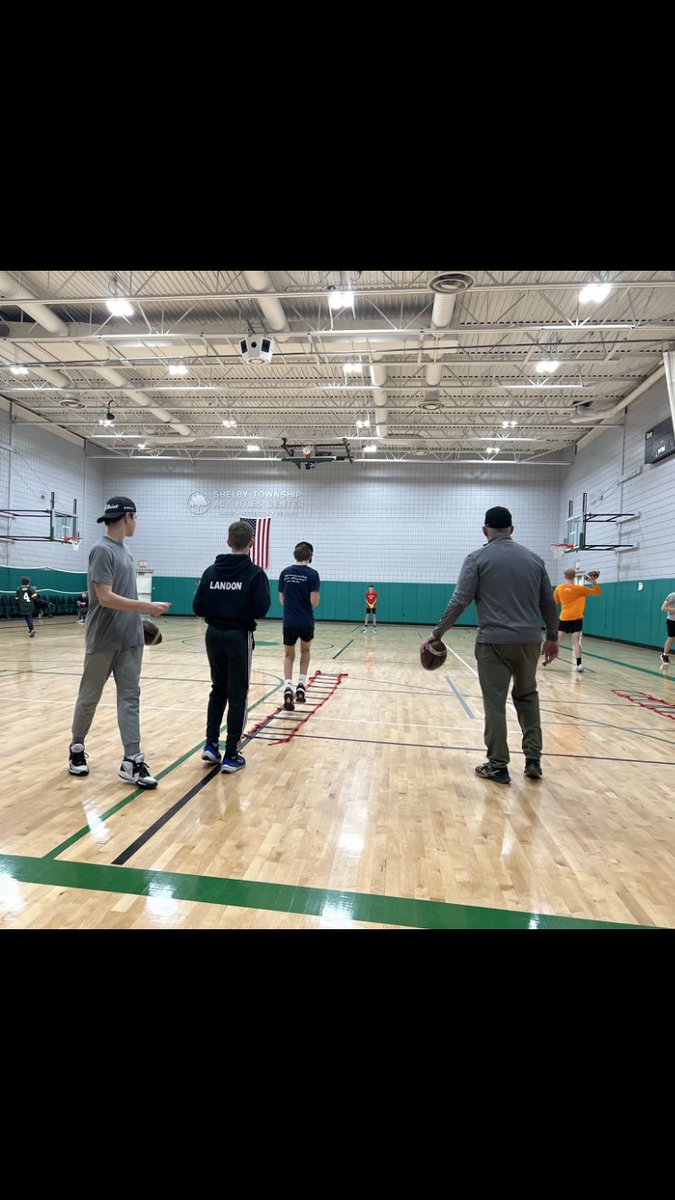 youngslingersQB's tweet photo. 6:30pm Saturday QBs!  Footwork, mechanics and competition!!  @YOUREFootballA1 https://t.co/LjkWgXGYKF