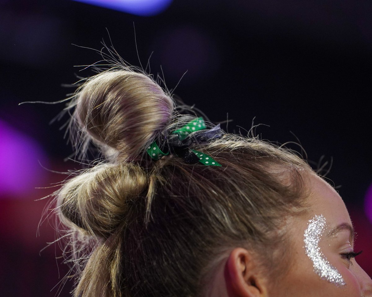 UGAGymnastics's tweet photo. Pre-meet photos!

Green bows for Michigan State 💚

🔴⚫️📸🐶
#GloryGlory | #GoDawgs https://t.co/XhJ0bb26a3