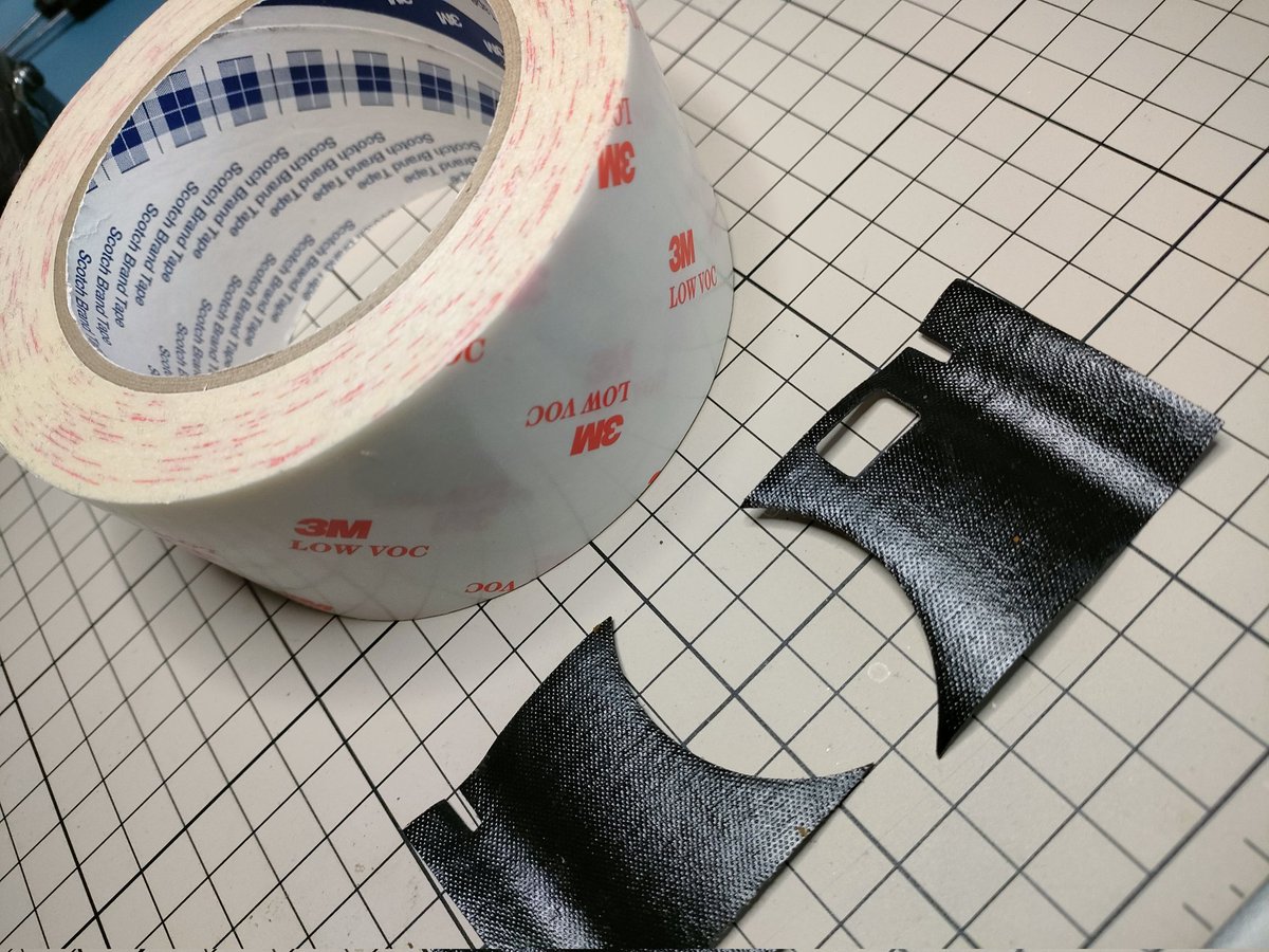 GraphyRokkor's tweet photo. ハイマチックＦの貼り革は薄い両面テープのようなもので貼られているので糊跡剥がしは楽チン。接着剤跡がガチガチベトベトの悪夢とは無縁。型通りにテープを切って貼り直すのが面倒だけどスッキリ仕上がるし、私は貼り革は全部この方法で貼ります。とりあえず今日は貼らずに裸のまま試写。
#minolta https://t.co/tVVVFEzFEk