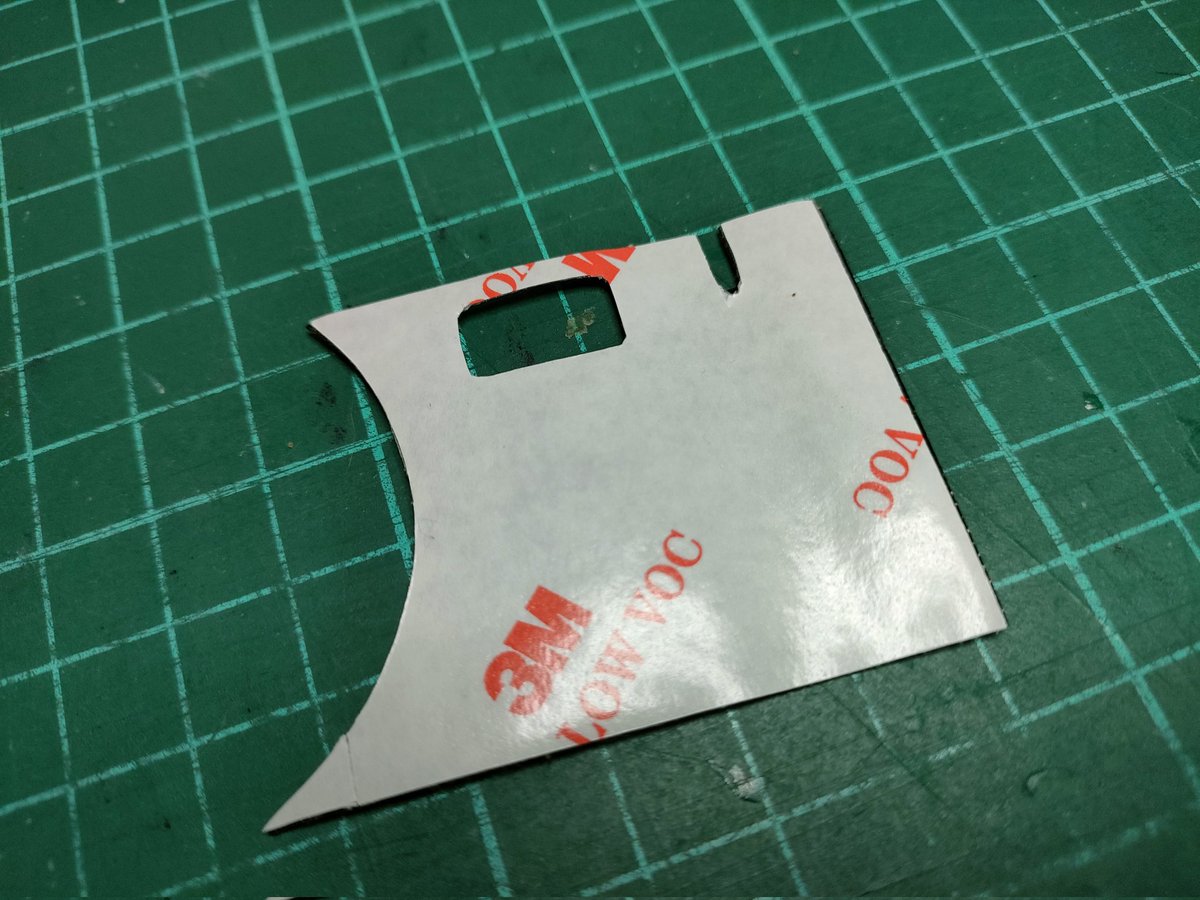GraphyRokkor's tweet photo. ハイマチックＦの貼り革は薄い両面テープのようなもので貼られているので糊跡剥がしは楽チン。接着剤跡がガチガチベトベトの悪夢とは無縁。型通りにテープを切って貼り直すのが面倒だけどスッキリ仕上がるし、私は貼り革は全部この方法で貼ります。とりあえず今日は貼らずに裸のまま試写。
#minolta https://t.co/tVVVFEzFEk