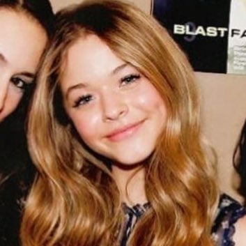 chrlisloyal's tweet photo. shes my 27 beb https://t.co/CCdCQNFnKM