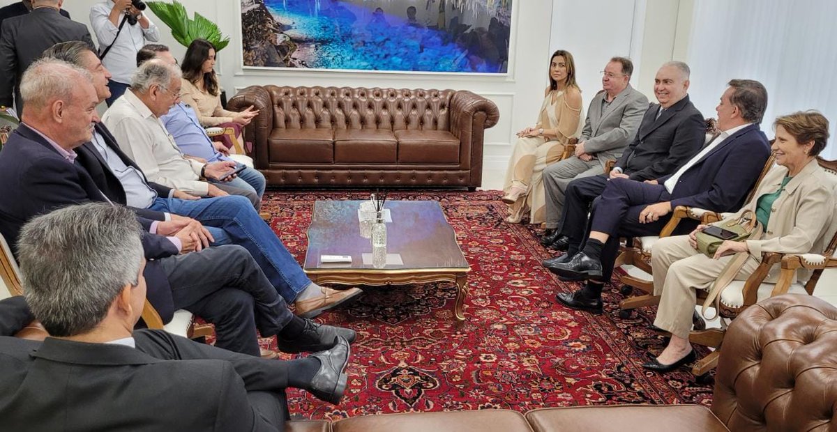 TerezaCrisMS's tweet image. Diálogo é fundamental para priorizarmos as demandas que vão desenvolver ainda mais o nosso #MatoGrossoDoSul. Hoje, toda a bancada federal, coordenada pelo deputado @vanderloubet, esteve em reunião com representantes do @GovernoMS e do Poder Judiciário. @TJMS_Oficial @trf3_oficial