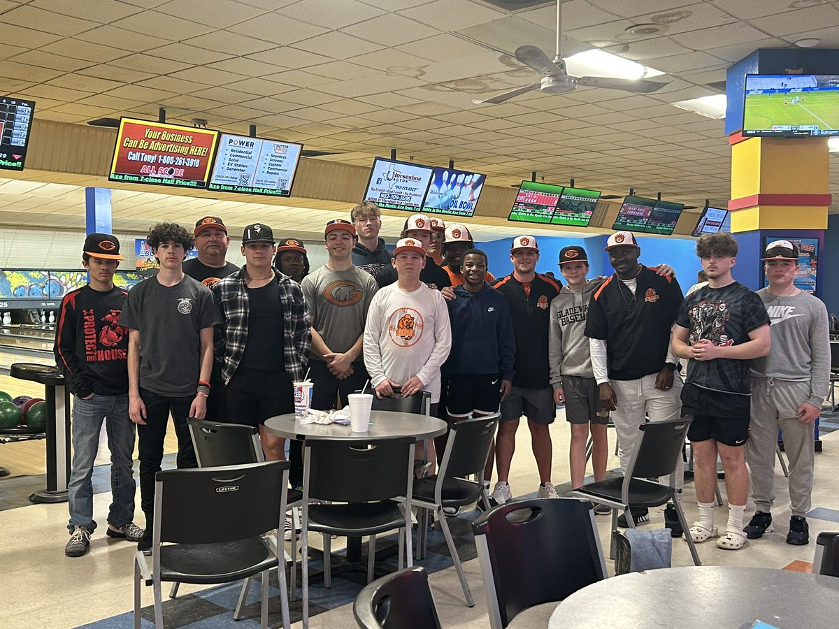 GladewaterBSB's tweet photo. Gladewater Baseball gone bowling! Awesome kids and coaches! https://t.co/bvN3gNKejW