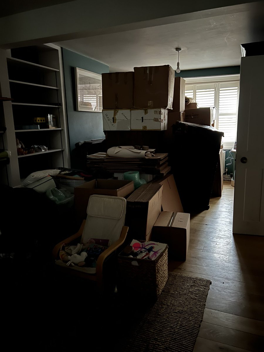 Sneetchster's tweet image. Our new normal.
😬

#housemove #packingboxes #countdown #boxmountain #packing #booksareheavy