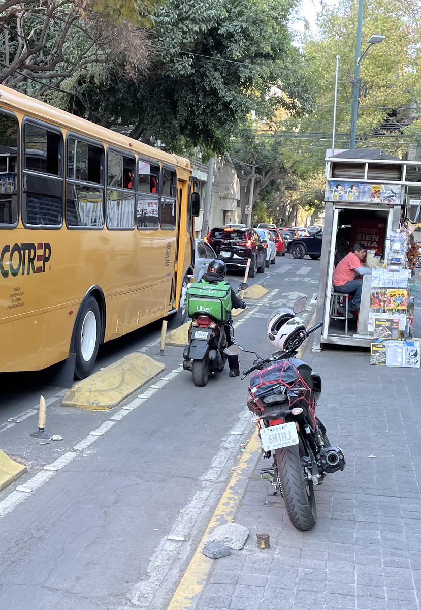 Jaime_Corredor's tweet photo. @UberEats que opinan de sus motos en los carriles confinados para las bicis??? MUY MAL!!!
@LaSEMOVI https://t.co/Ocvltod3v5