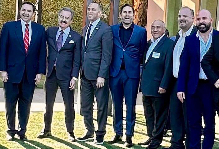 VillarrealPaco's tweet photo. Agradezco la invitación de mis amigos Eduardo y Juanita Garza en su casa en Laredo Texas, para la recepción del Congresista Hakeem Jeffries líder de la Bancada Demócrata en el Congreso de USA. https://t.co/x1puOx63Zu