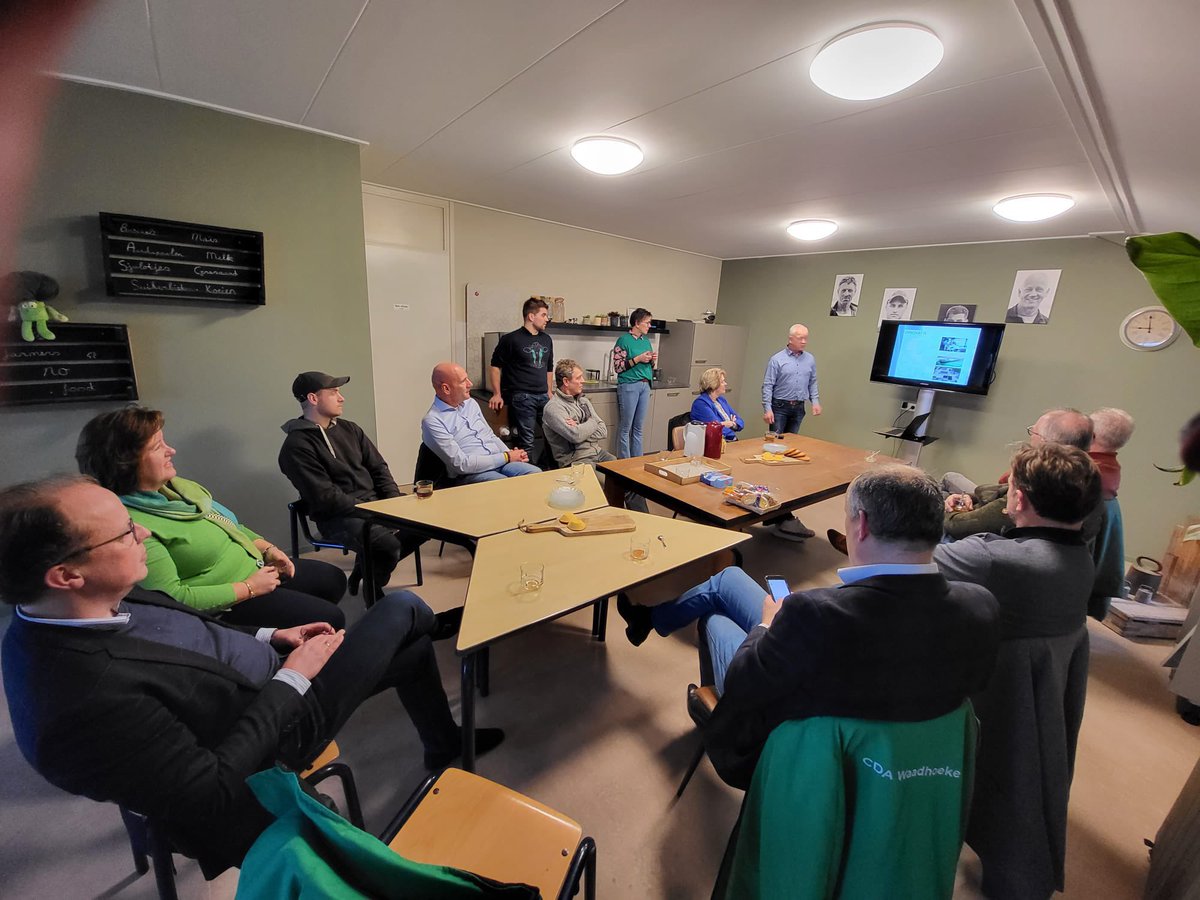 attjemeekma's tweet photo. Indrukwekkende bezoeken vandaag met @cdafryslan aan tuinders in Beetgum, een gemengd bedrijf in Sexbierum en boeren rond de #Fûgelhoeke in Aldegea. Afgesloten met een bijeenkomst in @DeKlinkKoudum. 
@DerkBoswijk was erbij, dank voor je komst👍🏻 https://t.co/zwg2Lqw2Da