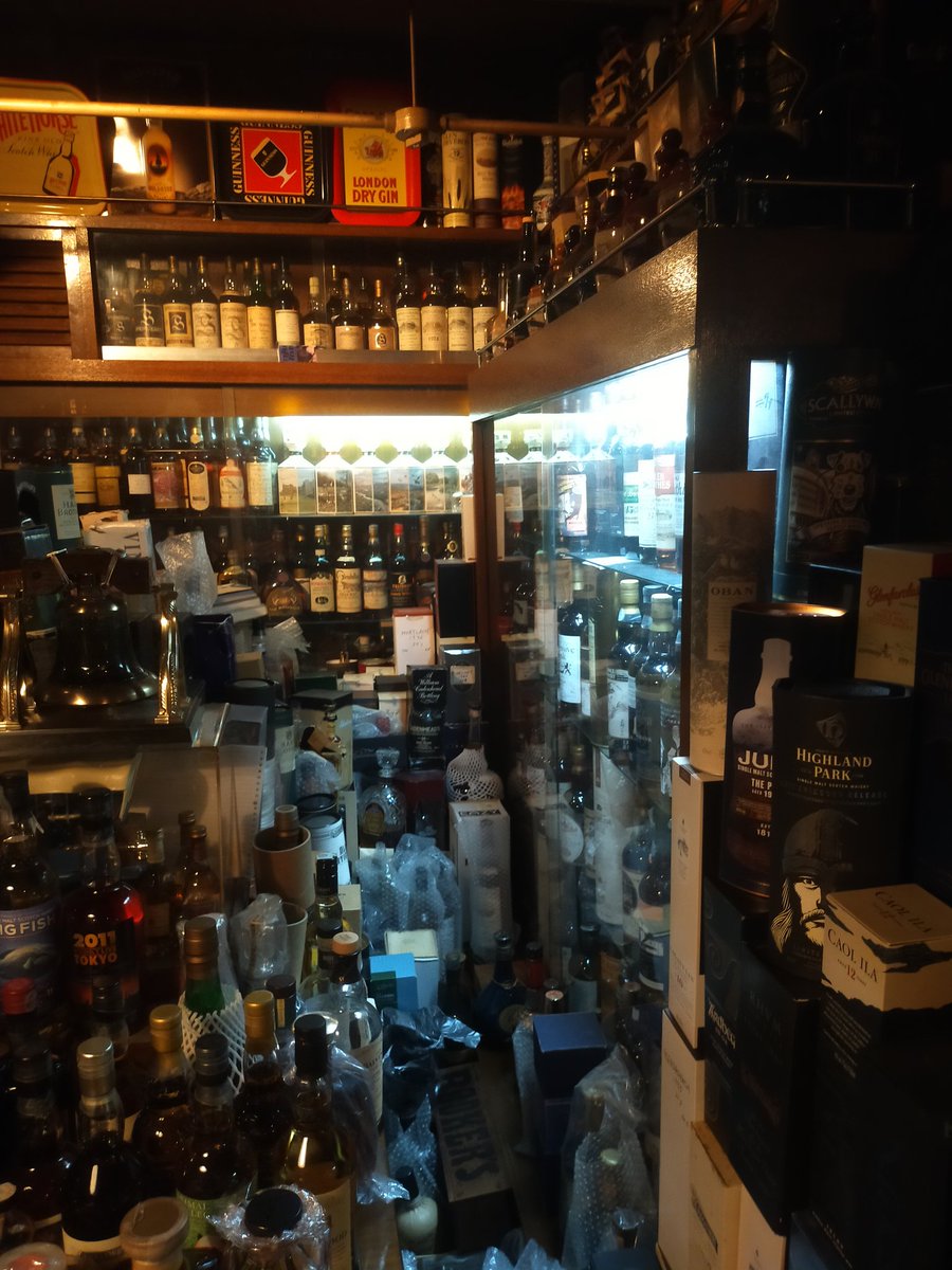 mp3passat's tweet photo. BOWMORE🥃たまらんです😳
雰囲気もハリポタの中に居るみたいでした。
そしてスコッチの量がハンパない😮
マスターは米寿🎅記憶力凄い！1発で在庫の位置当てるし🥃また行こう。

#AMBERHOUSE
#アンバーハウス
#茨城
#水戸
#泉町
#シングルモルト
#スコッチ
#scotch
#Scotland https://t.co/kxwMQbrXIs