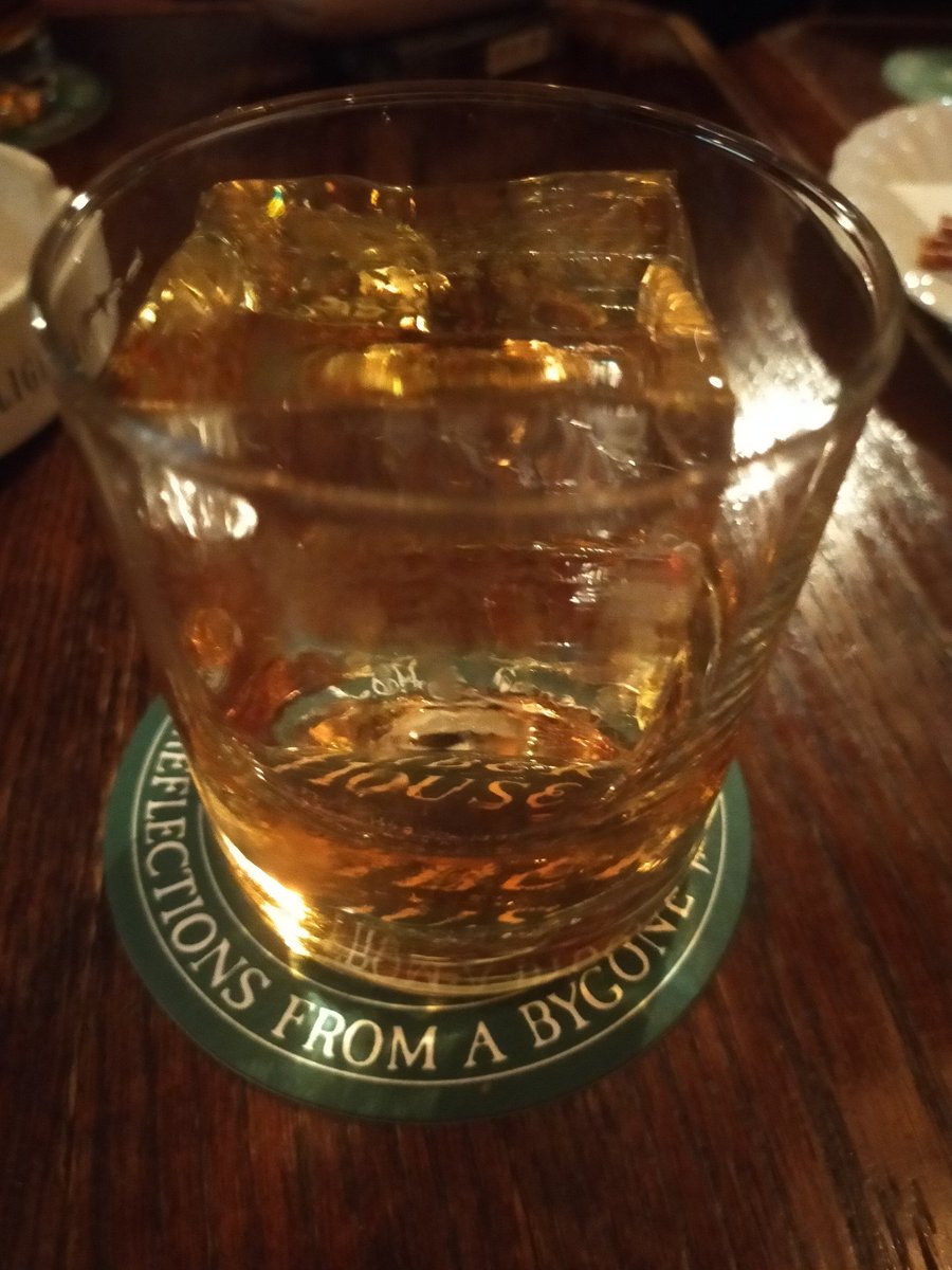 mp3passat's tweet photo. BOWMORE🥃たまらんです😳
雰囲気もハリポタの中に居るみたいでした。
そしてスコッチの量がハンパない😮
マスターは米寿🎅記憶力凄い！1発で在庫の位置当てるし🥃また行こう。

#AMBERHOUSE
#アンバーハウス
#茨城
#水戸
#泉町
#シングルモルト
#スコッチ
#scotch
#Scotland https://t.co/kxwMQbrXIs