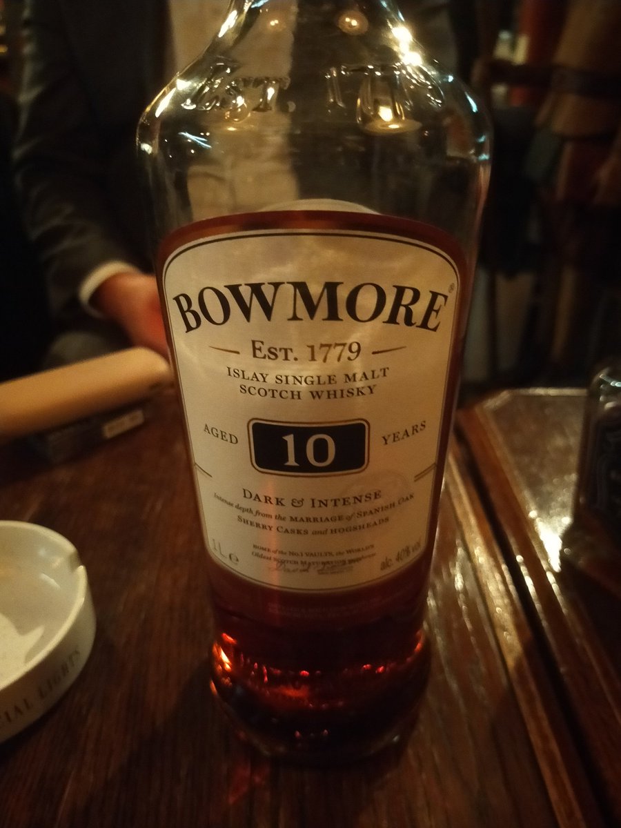 mp3passat's tweet photo. BOWMORE🥃たまらんです😳
雰囲気もハリポタの中に居るみたいでした。
そしてスコッチの量がハンパない😮
マスターは米寿🎅記憶力凄い！1発で在庫の位置当てるし🥃また行こう。

#AMBERHOUSE
#アンバーハウス
#茨城
#水戸
#泉町
#シングルモルト
#スコッチ
#scotch
#Scotland https://t.co/kxwMQbrXIs