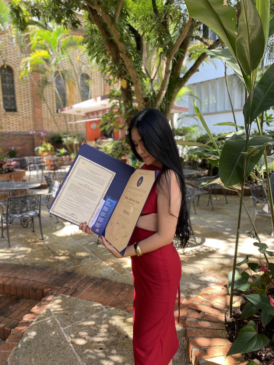 Julsslozano's tweet photo. Chicos me gradué 😝❤️‍🩹 https://t.co/hPXzeSWxMB