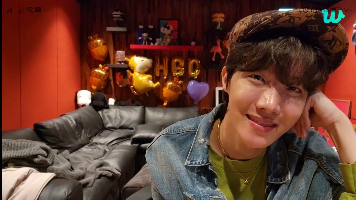CoffeeBMarley's tweet photo. Our pretty J-Hope... Happy Happy Birthday Hobi... I love you so much ❤️❤️❤️🎂 @BTS_twt #BTS https://t.co/F9FNw3GvxN