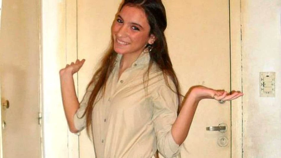 La muerte más espantosa:
Angeles Rawson estaba viva cuando la pusieron dentro del camión compactador. Estaba atada y embolsada. Tuvo fractura de clavícula derecha, fractura maxilar inferior, fractura de columna cervical y de base de cráneo.

HILO 🧵