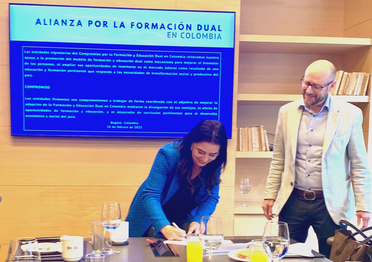 Mary Amalia Vásquez (@amaliavsquez3) on Twitter photo El modelo de #FormaciónyEducaciónDual es un gana-gana para Empresas, Instituciones educativas, Estudiantes y Gobierno
En <a href="/Swisscontact/">Swisscontact</a> con apoyo de <a href="/SuizaColombia/">Embajada de Suiza en Colombia</a> lanzamos este proyecto y firmamos Alianza con actores clave para su impulso en Colombia
👉🏻 bit.ly/412DHxs El modelo de #FormaciónyEducaciónDual es un gana-gana para Empresas, Instituciones educativas, Estudiantes y Gobierno
En <a href="/Swisscontact/">Swisscontact</a> con apoyo de <a href="/SuizaColombia/">Embajada de Suiza en Colombia</a> lanzamos este proyecto y firmamos Alianza con actores clave para su impulso en Colombia
👉🏻 bit.ly/412DHxs