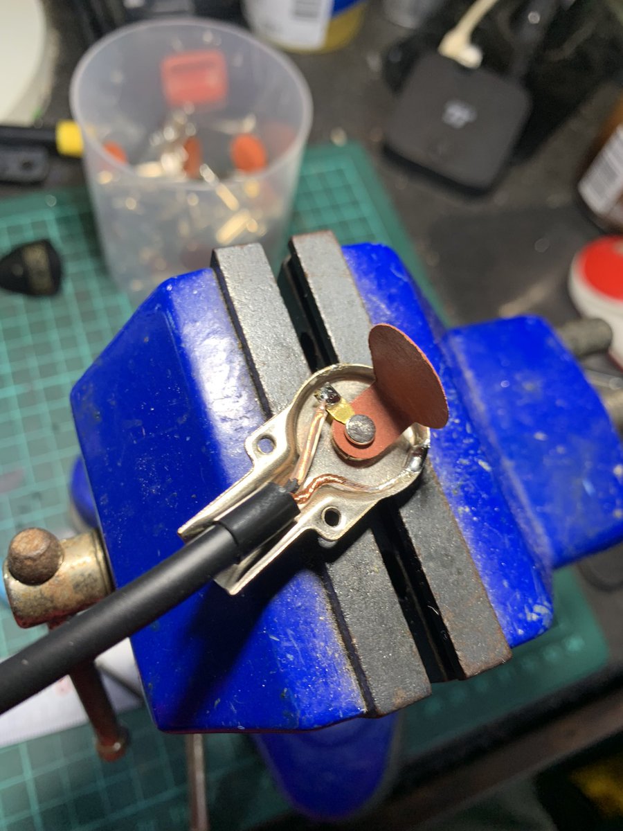 HotRodMod's tweet image. プラグのハンダ付けの時はリューター等でハンダ面を荒らしておくと素早く適量でハンダ付けしやすいです。

特にこのプラグのようにメッキが強いものはハンダが弾いて乗らないので荒らしてないとハンダ付けそのものができません。

#ケーブル製作 #パッチケーブル #hotrodmod