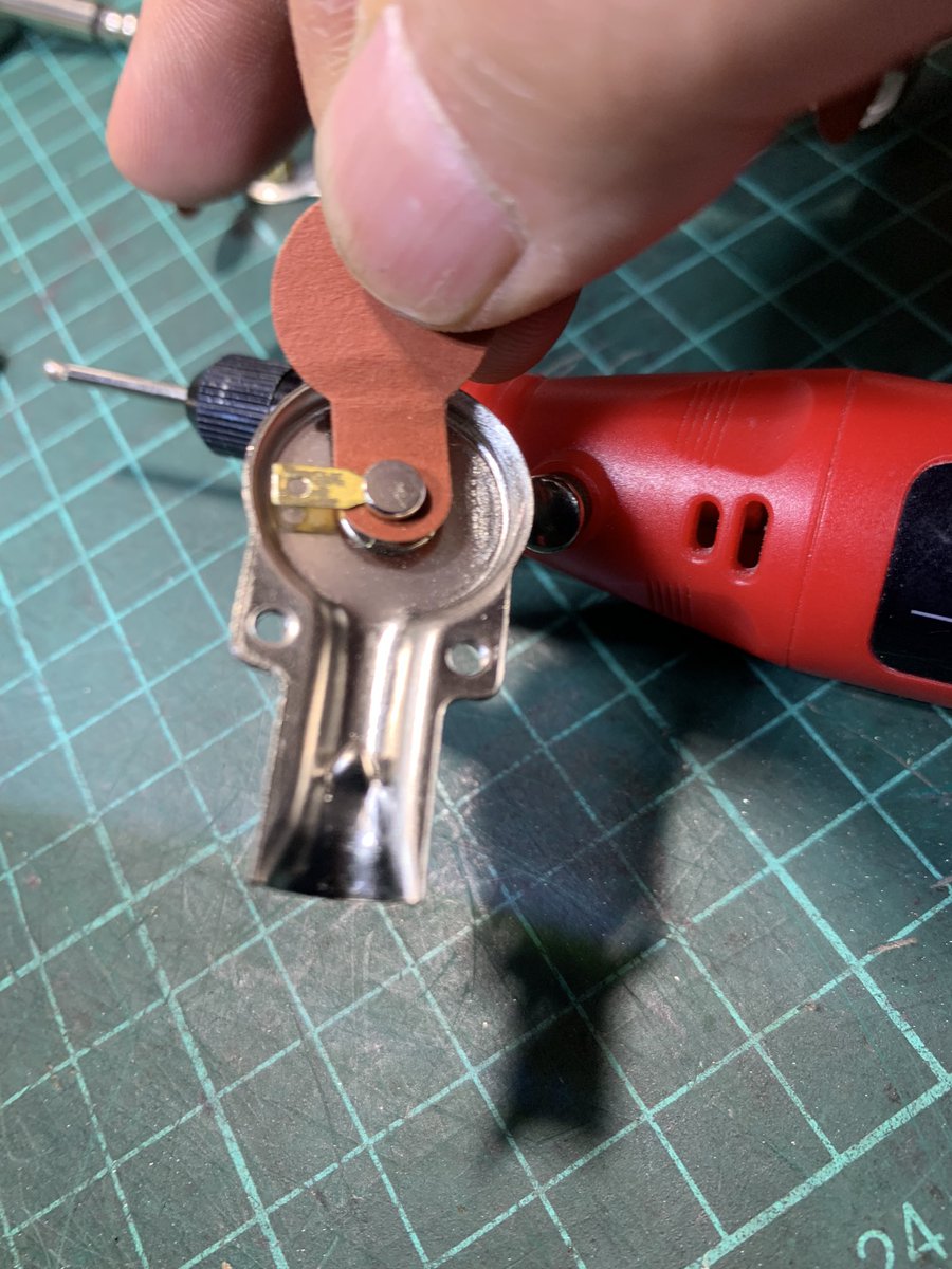 HotRodMod's tweet image. プラグのハンダ付けの時はリューター等でハンダ面を荒らしておくと素早く適量でハンダ付けしやすいです。

特にこのプラグのようにメッキが強いものはハンダが弾いて乗らないので荒らしてないとハンダ付けそのものができません。

#ケーブル製作 #パッチケーブル #hotrodmod