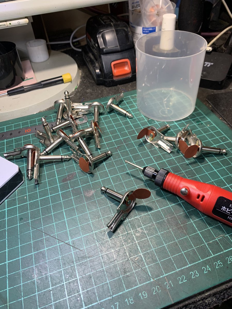 HotRodMod's tweet image. プラグのハンダ付けの時はリューター等でハンダ面を荒らしておくと素早く適量でハンダ付けしやすいです。

特にこのプラグのようにメッキが強いものはハンダが弾いて乗らないので荒らしてないとハンダ付けそのものができません。

#ケーブル製作 #パッチケーブル #hotrodmod