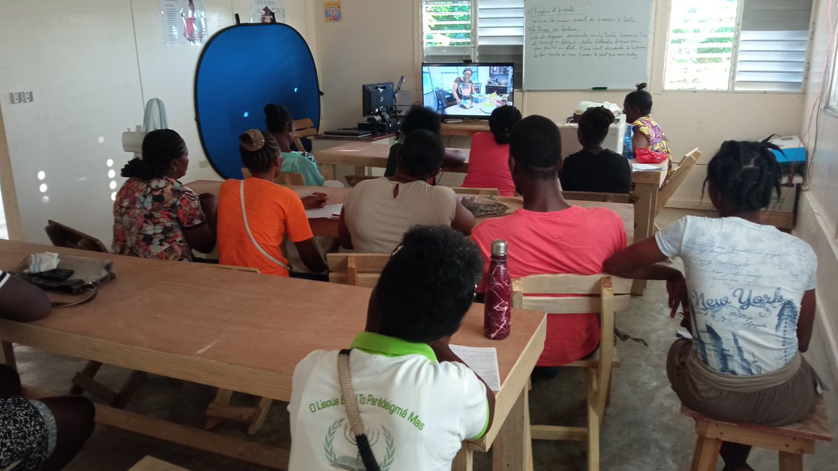 educ_haiti1's tweet image. Educ-Haïti Lekòl Nimerik vient de lancer une toute nouvelle école professionnelle #connectée à Internet à l'île-à-vache où les femmes suivent des cours de Restoration, Hôtellerie et Tourisme en présentiel et à distance grâce à notre connexion #Starlink.
