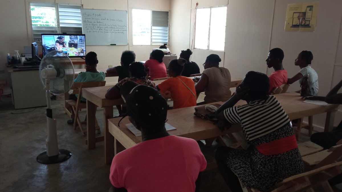 educ_haiti1's tweet image. Educ-Haïti Lekòl Nimerik vient de lancer une toute nouvelle école professionnelle #connectée à Internet à l'île-à-vache où les femmes suivent des cours de Restoration, Hôtellerie et Tourisme en présentiel et à distance grâce à notre connexion #Starlink.