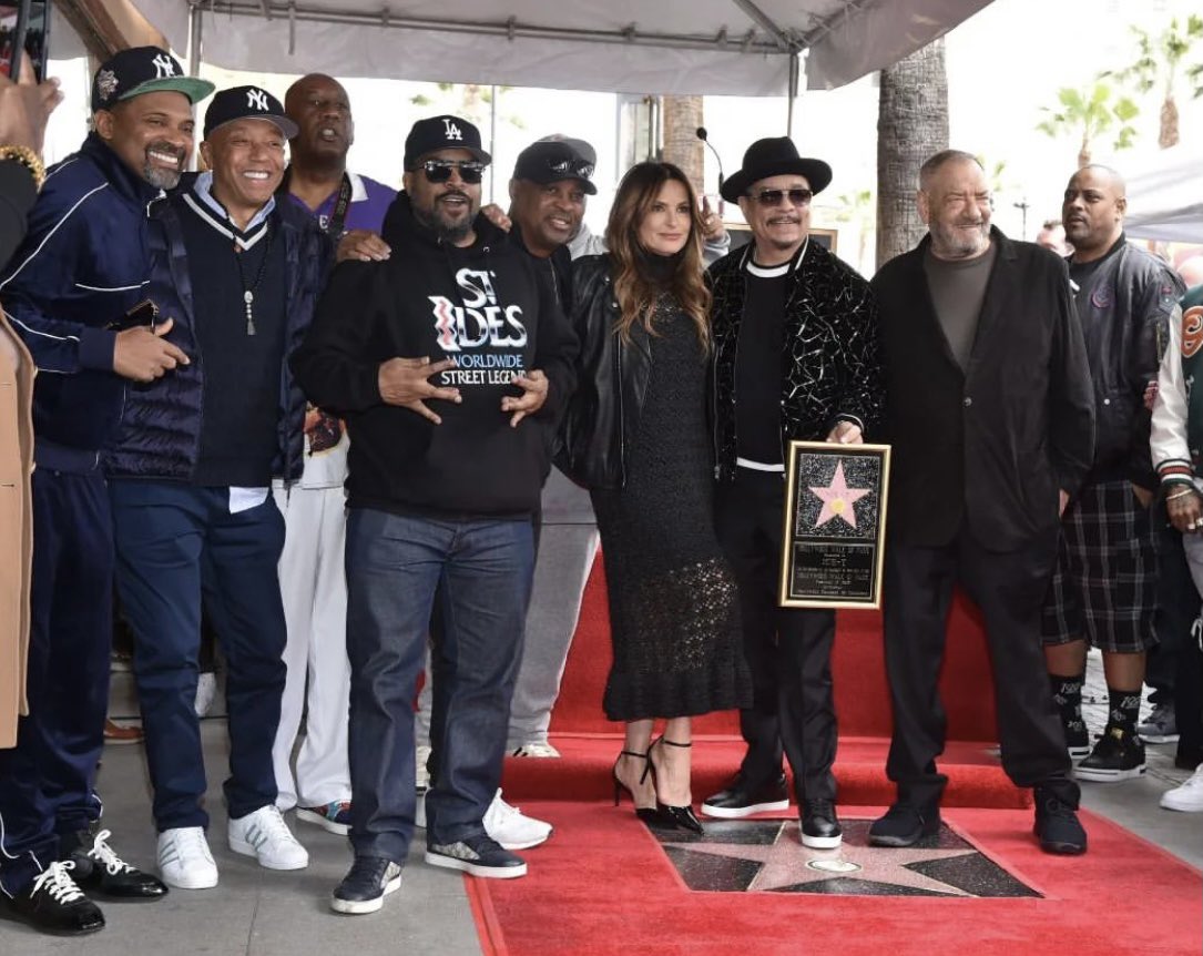 I bet you NEVER thought you’d see a pic with <a href="/TheRealMikeEpps/">Mike Epps</a> <a href="/UncleRUSH/">Russell Simmons</a> <a href="/icecube/">Ice Cube</a> <a href="/MrChuckD/">Chuck D</a> Mariska, Ice T and Dick Wolf. EVER ⭐️