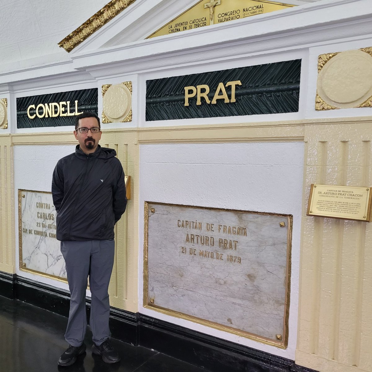 FcoDarmendrail's tweet image. Junto a Arturo Prat y los Heroes de Iquique y Punta Gruesa en la cripta del respectivo monumento en #Valparaiso. Sueño cumplido y sobrecogedor!!. Agradecimientos a la Armada de Chile por la instancia