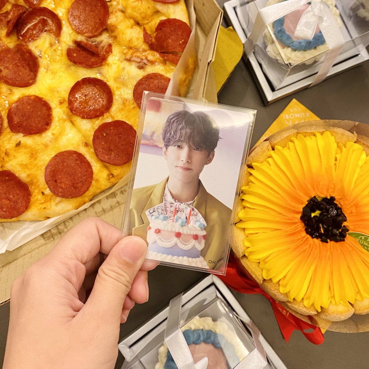 skhn2mh's tweet image. 🐰DK BIRTHDAY GIVEAWAY 💙
3 winners - 218 gcash
2 winners - dream album complete inclu (random ver)
1 winner - sealed bss album
• rt & like 
• reply your your fave photo of dk + bday tags
Ends: Feb 18, 11pm