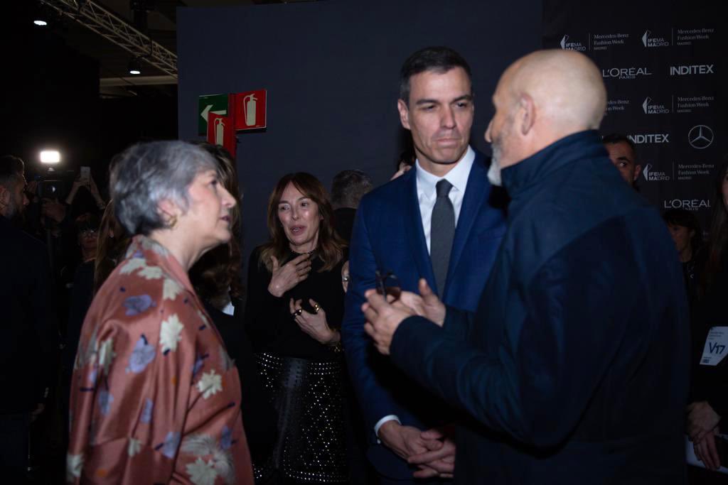 Asociación Creadores de Moda de España (@creadoresacme) on Twitter photo El Presidente del Gobierno,<a href="/sanchezcastejon/">Pedro Sánchez</a>, junto a <a href="/modestolomba/">MODESTO LOMBA CANEDA</a>, Presidente de <a href="/creadoresacme/">Asociación Creadores de Moda de España</a>; y <a href="/pepixbueno/">Pepa Bueno</a>, Directora de <a href="/creadoresacme/">Asociación Creadores de Moda de España</a>; dialogan tras el desfile de la diseñadora <a href="/teresahelbig/">Teresa Helbig</a> celebrado en la pasarela de <a href="/mbfwmadrid/">MBFWMadrid</a>.
📸 <a href="/di_uai/">DI-UAI dinero</a> El Presidente del Gobierno,<a href="/sanchezcastejon/">Pedro Sánchez</a>, junto a <a href="/modestolomba/">MODESTO LOMBA CANEDA</a>, Presidente de <a href="/creadoresacme/">Asociación Creadores de Moda de España</a>; y <a href="/pepixbueno/">Pepa Bueno</a>, Directora de <a href="/creadoresacme/">Asociación Creadores de Moda de España</a>; dialogan tras el desfile de la diseñadora <a href="/teresahelbig/">Teresa Helbig</a> celebrado en la pasarela de <a href="/mbfwmadrid/">MBFWMadrid</a>.
📸 <a href="/di_uai/">DI-UAI dinero</a>