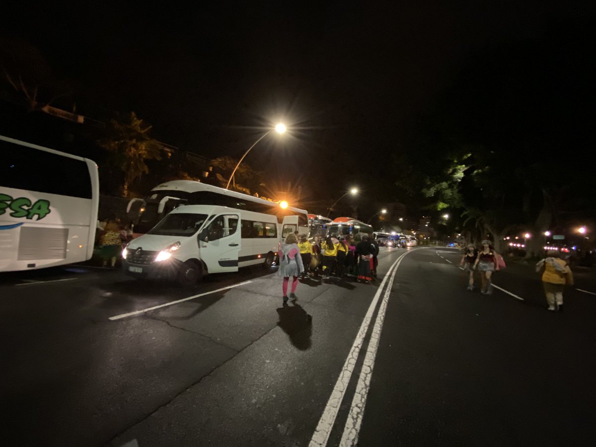 LaraCoello4_'s tweet photo. Lo que es de vergüenza es que sean las 23:40 y las murgas infantiles acaben de terminar la cabalgata teniendo que hacer “medio coso” porque la calle estaba cerrada y las guaguas estaban en el monumento Franco #cabalgataanunciadoraSC #CarnavalSC23 #CarnavalSC https://t.co/YvAD25qRjN