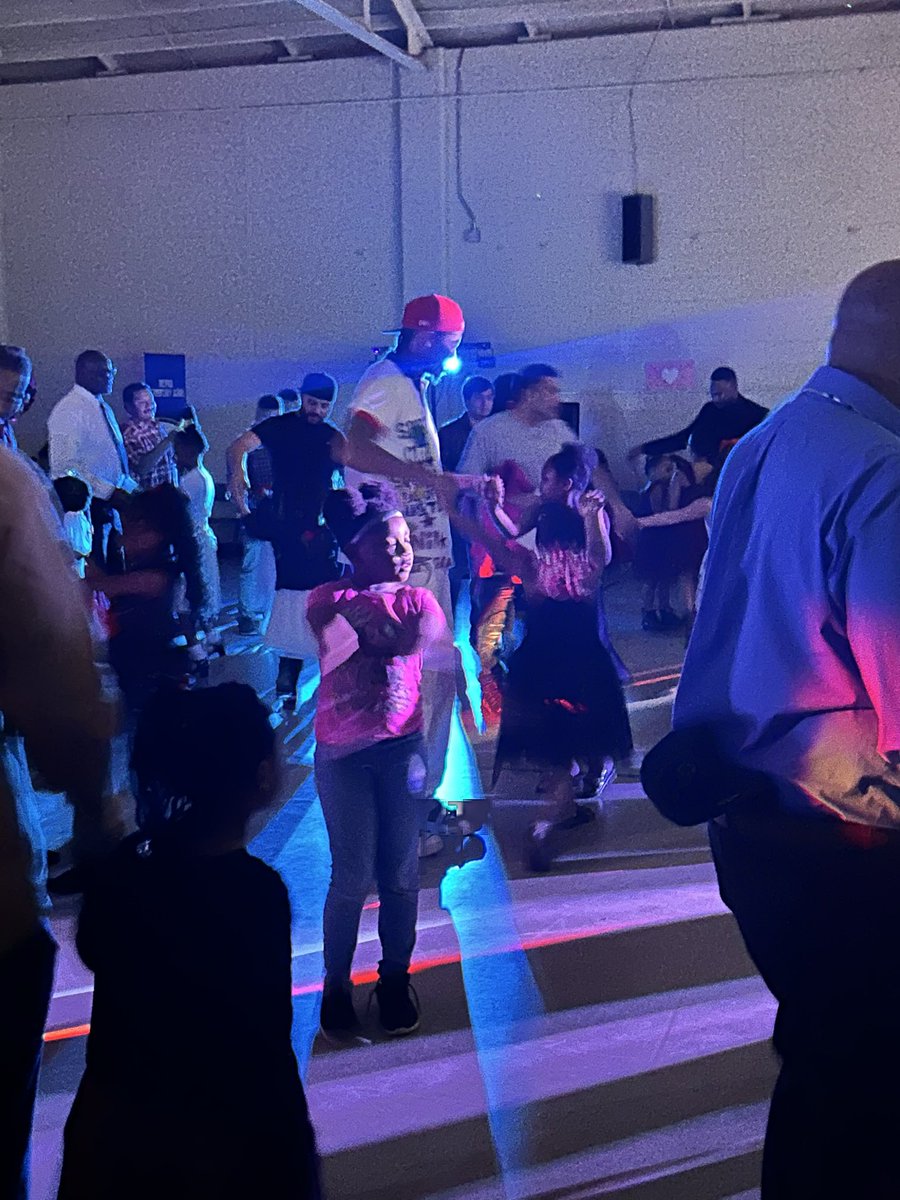 Daddy Daughter Dance Sneak Peek 
Un vistazo al baile de “Padre e Hija”